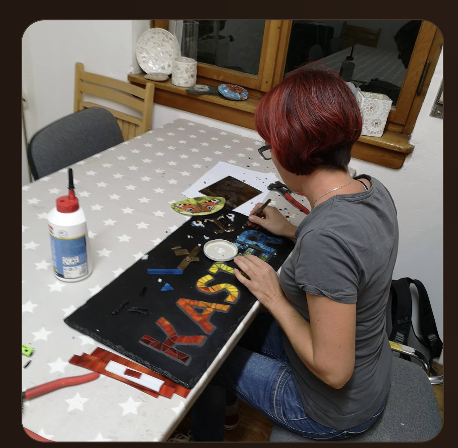 PeKa bei der Arbeit an einem Glasmosaik im UpWerK